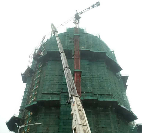 农安吊车在工地上作业